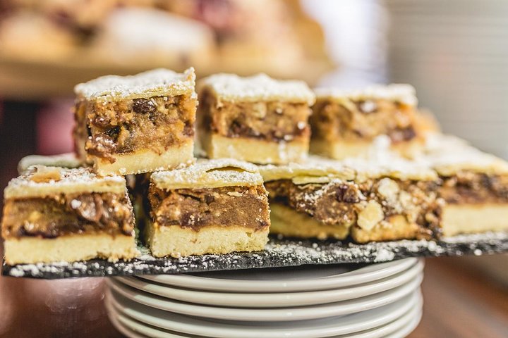 Dublin Historical Centre Food Tour with 7 Food Tastings & Drinks