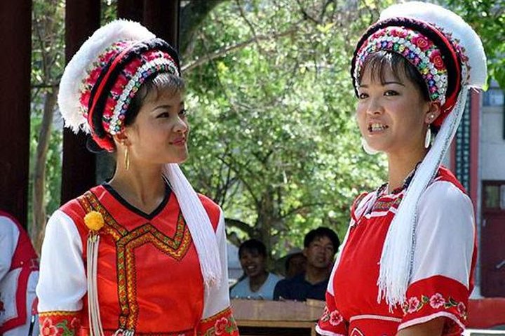 Private tour to Xizhou old town local market Erhai lake three Pagodas from Dali