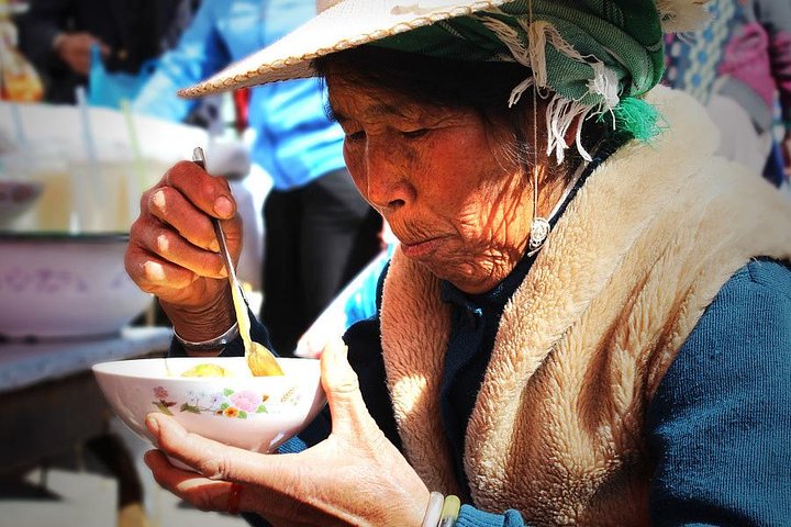 Private tour to Xizhou old town local market Erhai lake three Pagodas from Dali