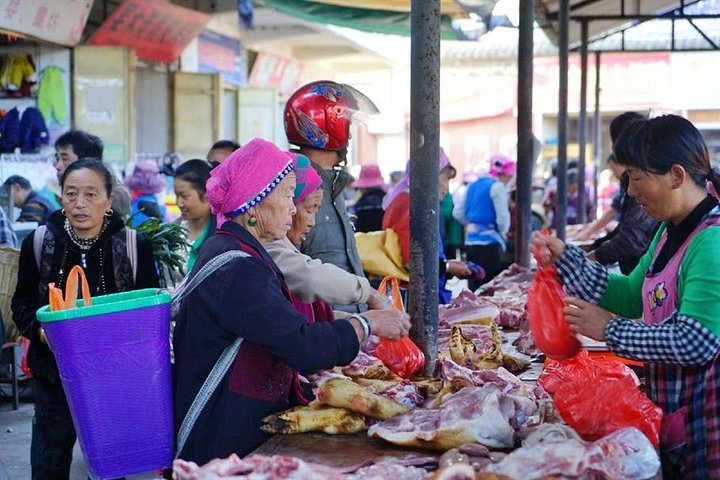 Private tour to Xizhou old town local market Erhai lake three Pagodas from Dali