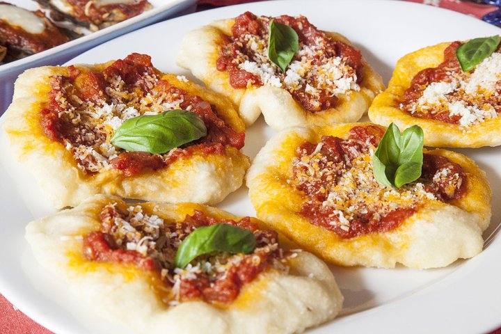 Pizza & Tiramisu Class at a Cesarina's home with tasting in Aosta