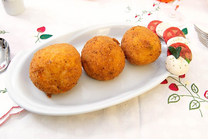 Small-group Street food tour in Modica