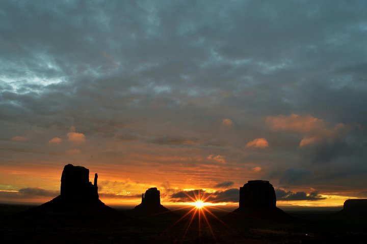 3.0 Hours of Monument Valley's Sunrise or Sunset 4×4 Tour