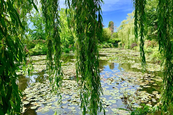 Versailles Palace and Giverny Private Guided Tour from Paris