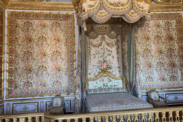 Versailles Palace and Giverny Private Guided Tour from Paris