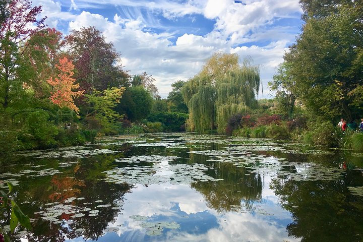 Versailles Palace and Giverny Private Guided Tour from Paris