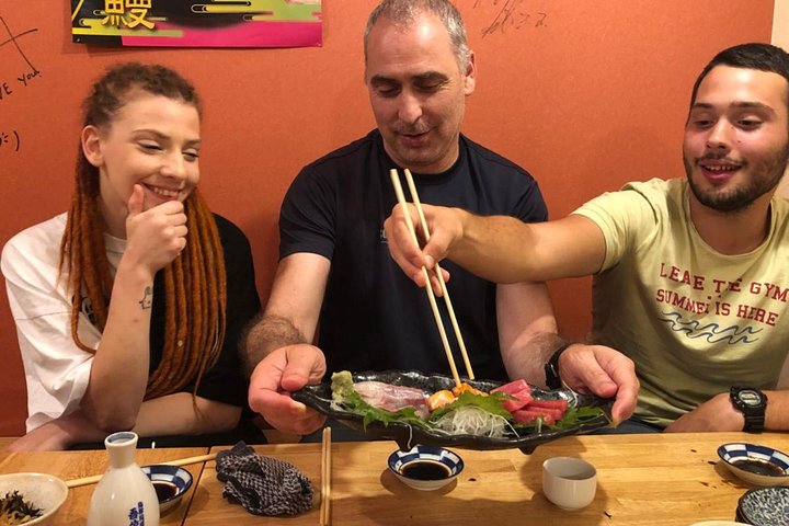 Osaka Bar Hopping Night Walking Tour in Namba (3 bars, 6 tastes)