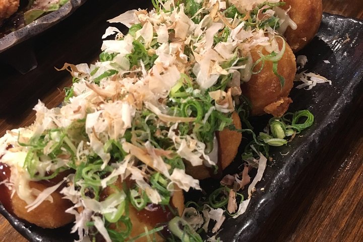 Osaka Bar Hopping Night Walking Tour in Namba (3 bars, 6 tastes)