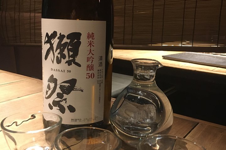 Osaka Bar Hopping Night Walking Tour in Namba (3 bars, 6 tastes)