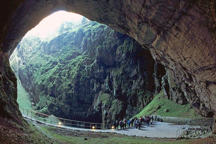 PUNKVA CAVES, ABYSS and PERNSTEJN CASTLE =only from Apr to Sep