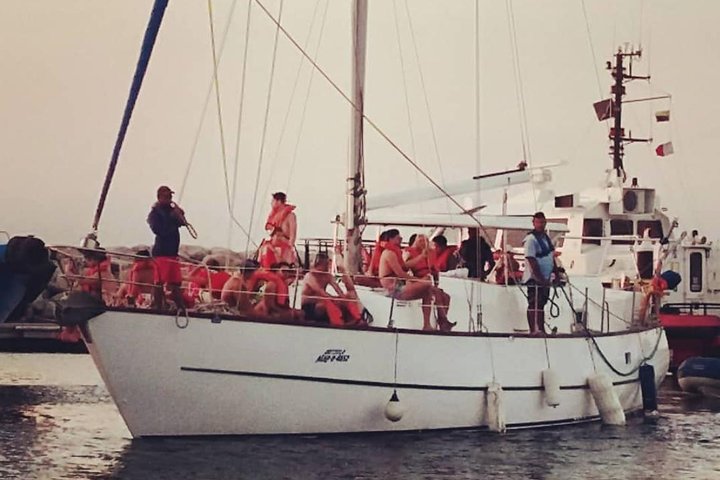 Sailing to Tayrona with Luis and his team: Unique!