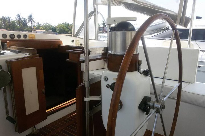 Sailing to Tayrona with Luis and his team: Unique!