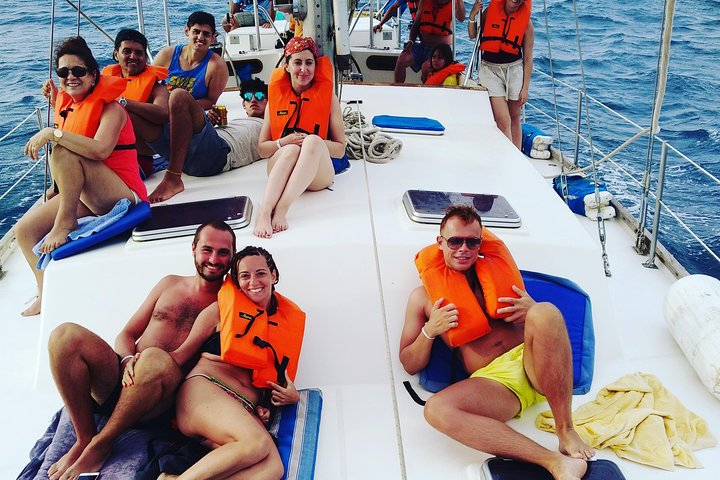 Sailing to Tayrona with Luis and his team: Unique!