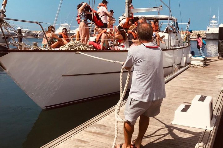 Sailing to Tayrona with Luis and his team: Unique!