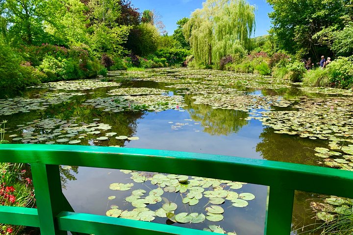 Versailles Palace and Giverny Private Guided Tour from Paris