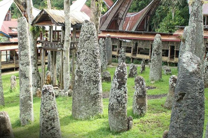 3 Days Tana Toraja from Makassar: Kete Kesu Village, Menhir to Funeral Burial