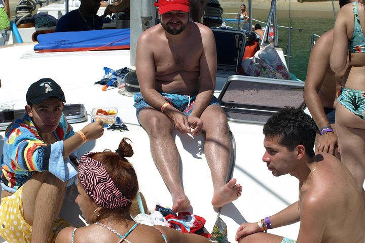 Sailing to Tayrona with Luis and his team: Unique!
