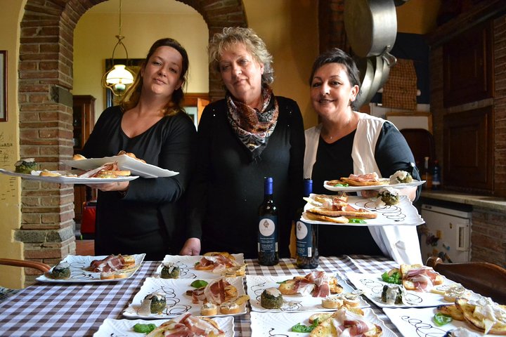 Truffle Hunting Experience with Lunch in San Miniato