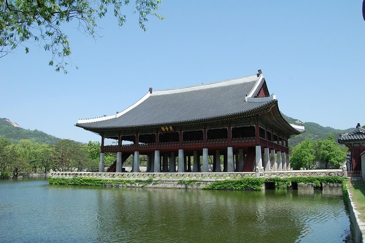 Seoul City Sightseeing Tour Including Gyeongbokgung Palace, N Seoul Tower, and Namsangol Hanok Village