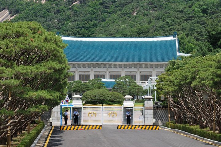Seoul City Sightseeing Tour Including Gyeongbokgung Palace, N Seoul Tower, and Namsangol Hanok Village