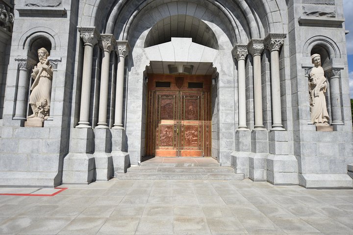 Half-Day Trip to Montmorency Falls and Ste-Anne-de-Beaupré from Quebec city