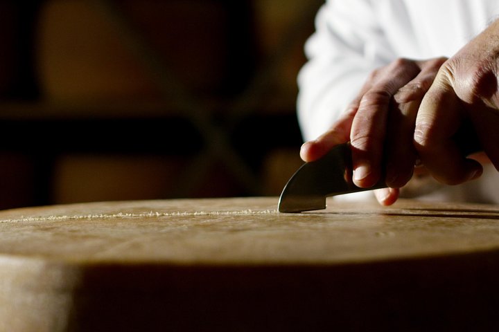 From Parma: Parmigiano Reggiano Farm Tour & Tasting with Transfer