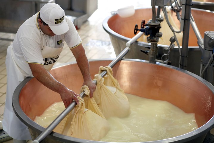 From Parma: Parmigiano Reggiano Farm Tour & Tasting with Transfer