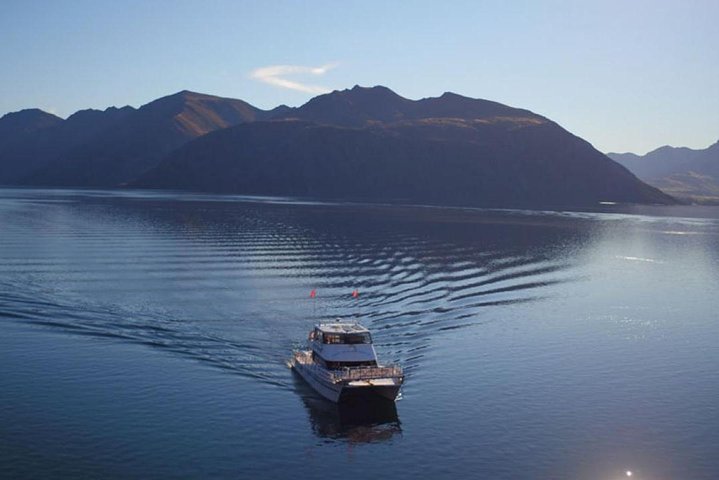 Lake Wanaka 1-Hour Cruise Including Wine and Cheese
