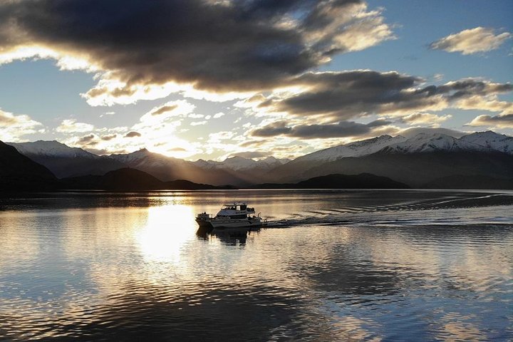 Lake Wanaka 1-Hour Cruise Including Wine and Cheese