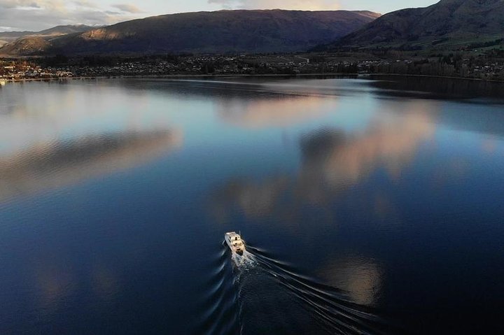 Lake Wanaka 1-Hour Cruise Including Wine and Cheese