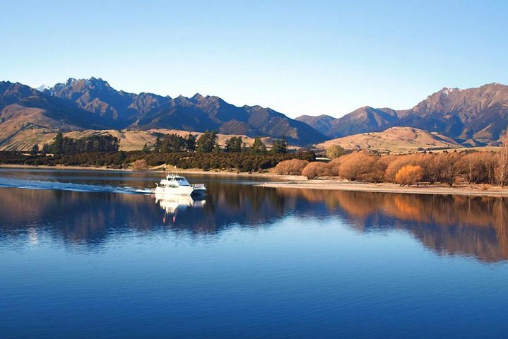 Lake Wanaka 1-Hour Cruise Including Wine and Cheese
