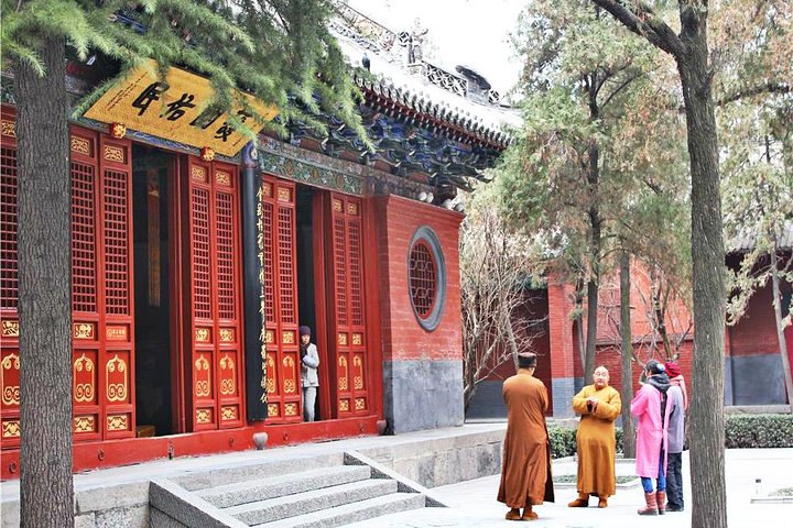 Private Luoyang Day Tour: Longmen Grottoes and White Horse Temple