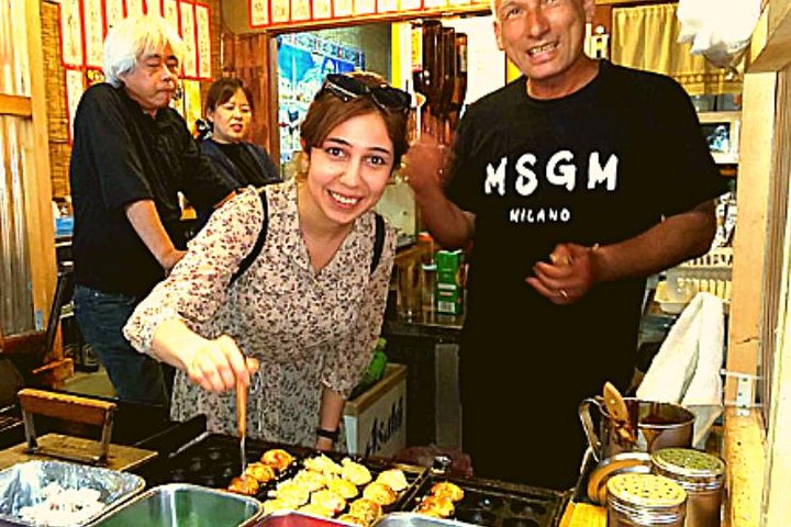 Osaka Food Tour: 15 Delicious Dishes & 3 drinks at 5 Eateries