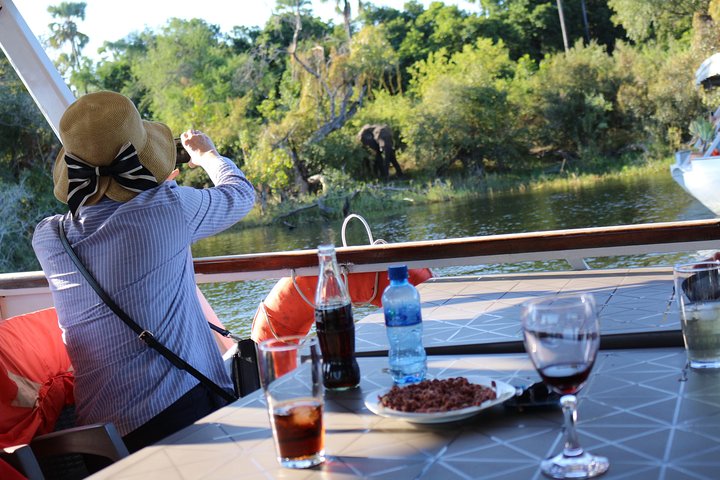 Zambezi Sunset Cruise – Wildlife, Drinks & Breathtaking Views