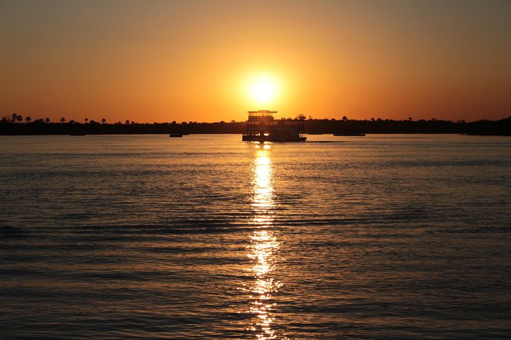Zambezi Sunset Cruise – Wildlife, Drinks & Breathtaking Views