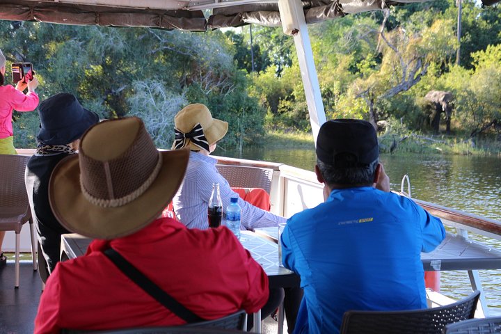 Zambezi Sunset Cruise – Wildlife, Drinks & Breathtaking Views