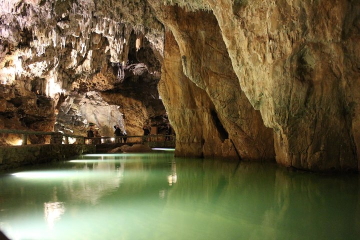 Cueva De Valbecausero from León