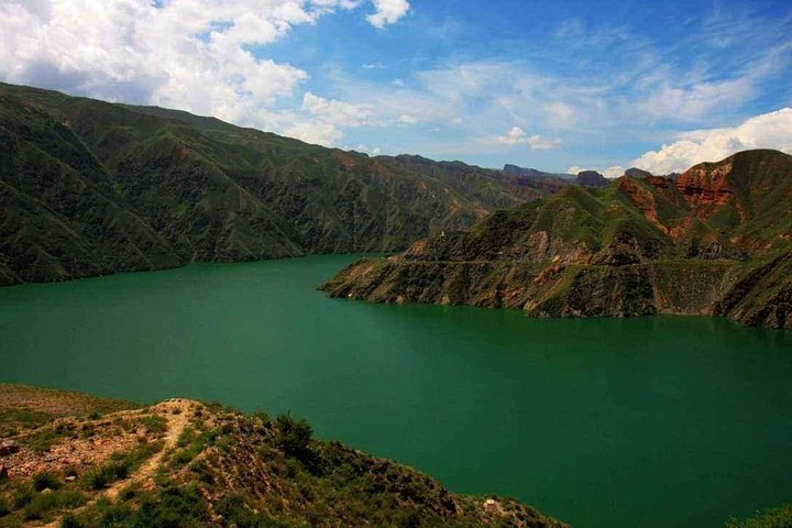 Lanzhou Private Day Tour: Binglingsi Grottoes and Liujiaxia Gorge