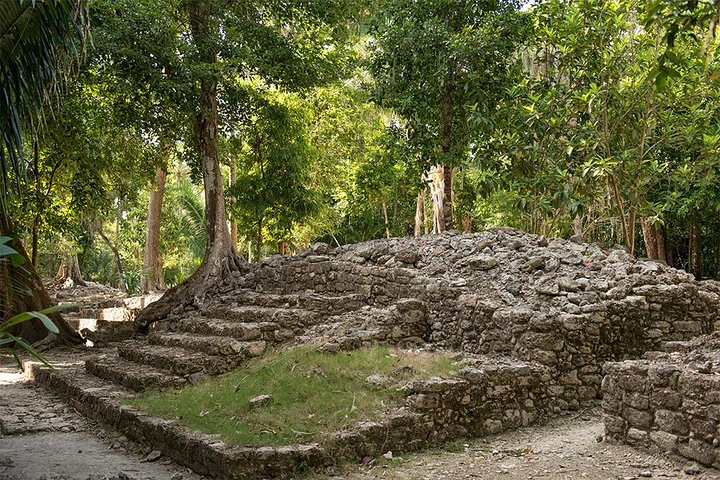 One Day Tour to Chacchoben Mayan City and Bacalar Lagoon with a Certified Guide
