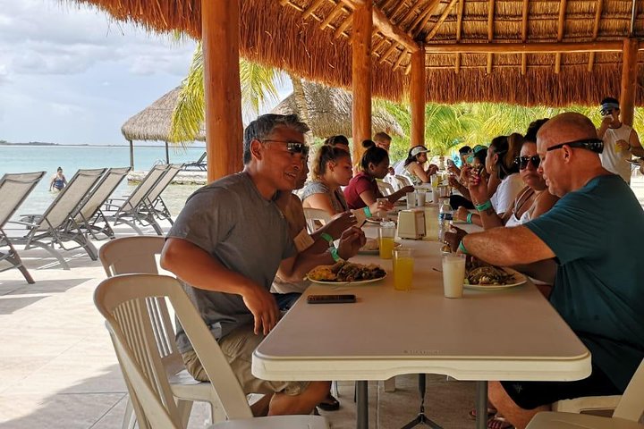 One Day Tour to Chacchoben Mayan City and Bacalar Lagoon with a Certified Guide