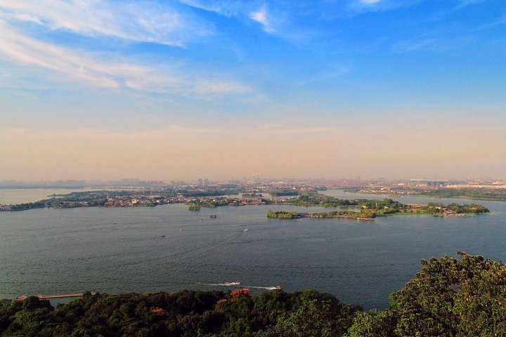 4 hours Walking tour to Wuhan Yellow crane tower and Donghu lake with boat trip