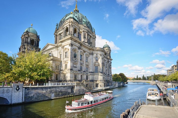 1-way private ride Karlovy Vary to Berlin - Mercedes Benz - up to 8 passengers