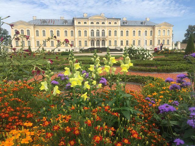 Tour from Riga to Vilnius: Bauska Castle, Rundale Palace and The Hill of Crosses