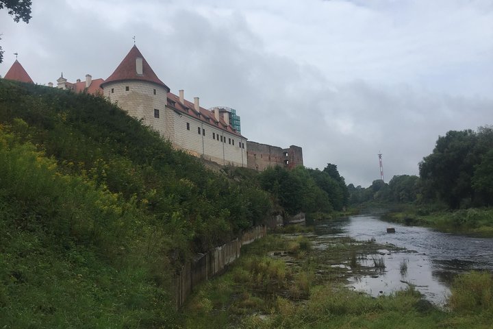 Tour from Riga to Vilnius: Bauska Castle, Rundale Palace and The Hill of Crosses