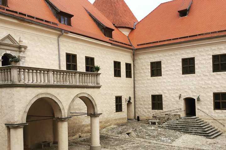 Tour from Riga to Vilnius: Bauska Castle, Rundale Palace and The Hill of Crosses