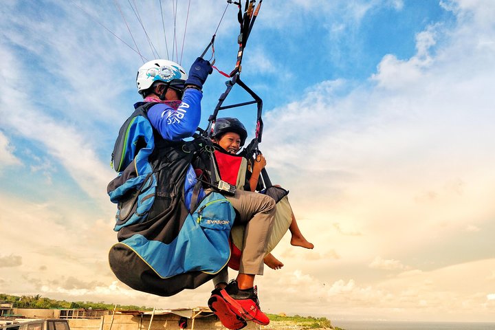 Paragliding Bali at Uluwatu Cliff with Photos/Videos