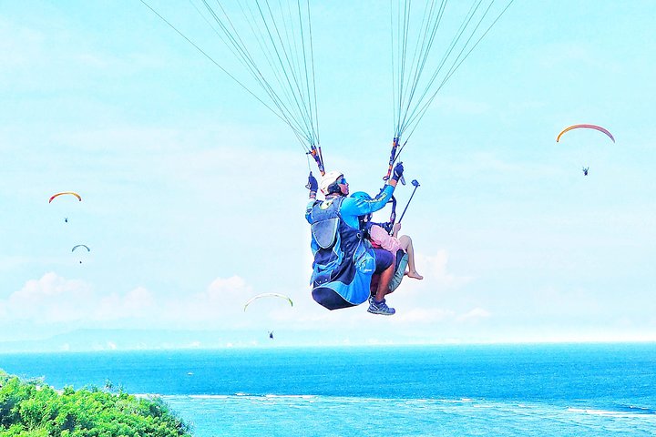 Paragliding Bali at Uluwatu Cliff with Photos/Videos