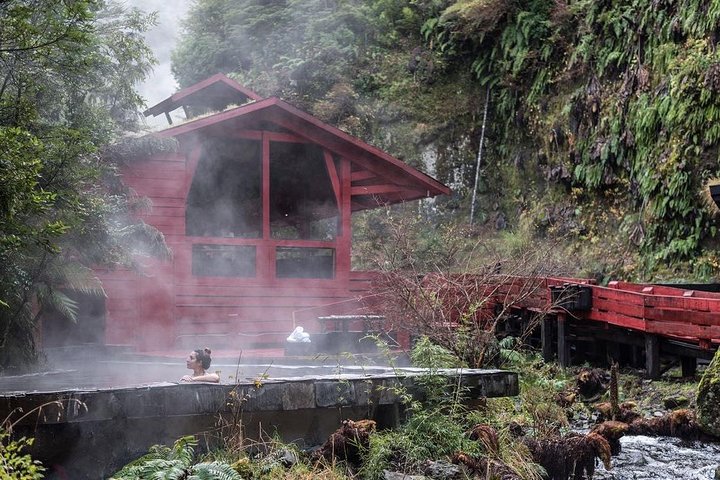 Trekking Mirador el volcano + Geometric hot springs