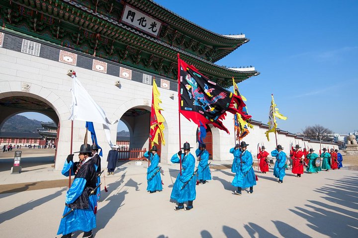 Small Group Seoul Highlight Tour opt. Hanbok & Tea Ceremony