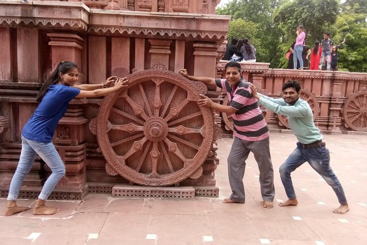 Gwalior City tour with Gwalior fort, Jai Vilas palace & Holy Temples